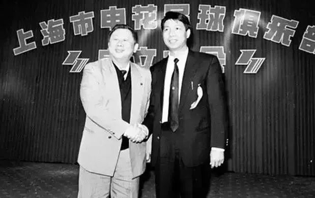 1993年12月10日，上海申花足球俱乐部成立大会上，沪上足坛两位名帅王后军（左）和徐根宝（右）合影